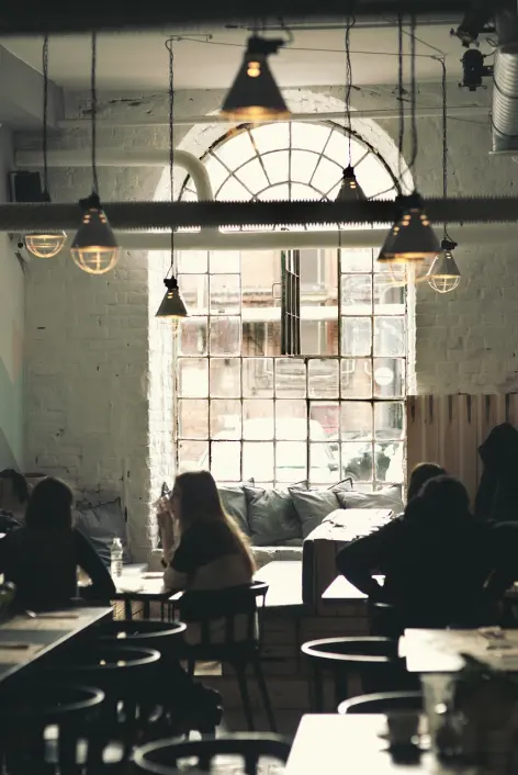 salle de restaurant à contre jour
