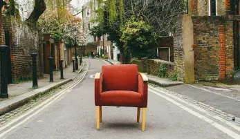 Fauteuil rouge vide placé au milieu d'une rue vide